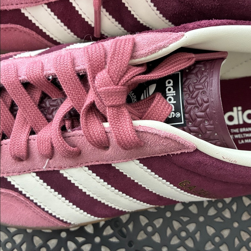 NWOB Adidas Indoor Gazelle Maroon White Sneakers Sz 9 - Picture 5 of 9